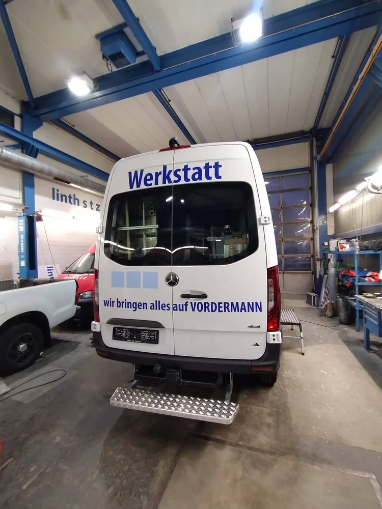 Beschriftetes Fahrzeug von Linth STZ in einer Werkstatt
